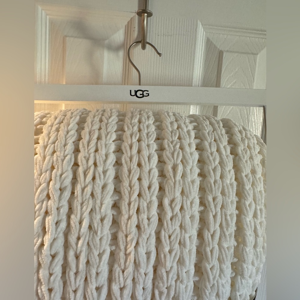 UGG RARE IVORY BRAIDED KNIT THROW - Picture 4 of 16
